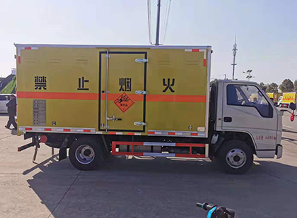 久治爆破器材运输车工人安全操作规范与智能技术保障